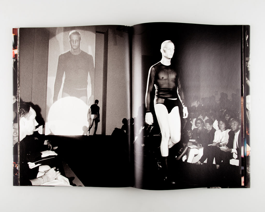 Front Row / Backstage by Mario Testino - 9